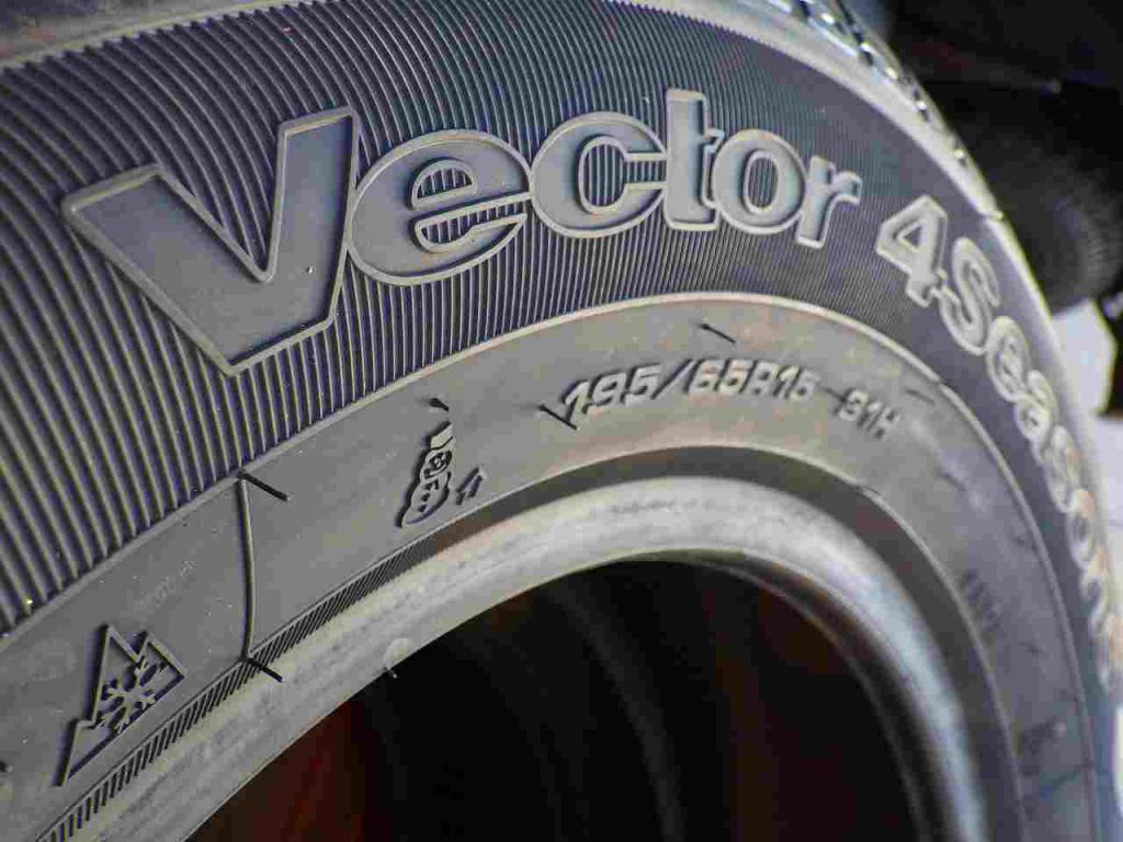素晴らしい タイヤ1番4本 オールシーズン 205 70R15 96H グッドイヤー ベクター 4シーズンズ ハイブリッド Vector  4Seasons Hybrid