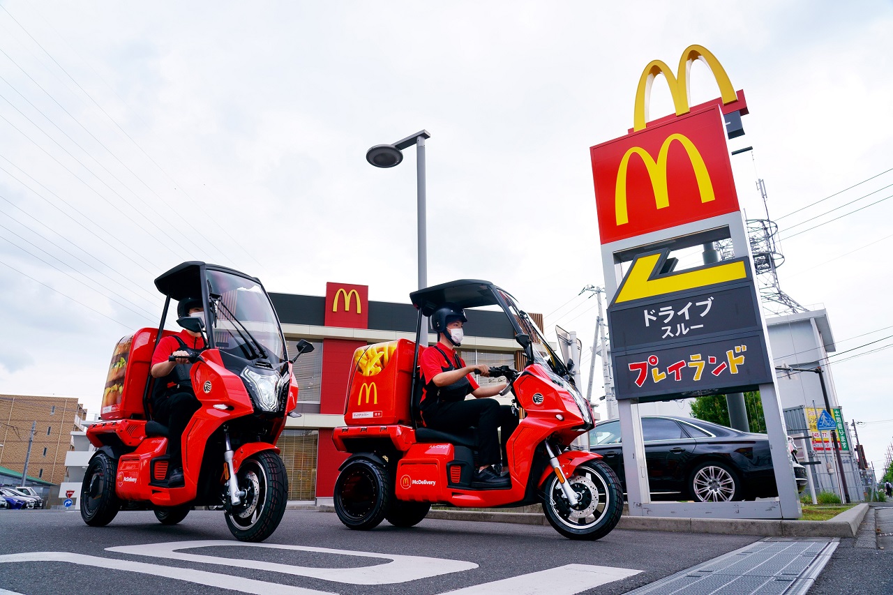 マクドナルドの”マックデリバリー”バイクに、aidea社の電動3輪バイクの