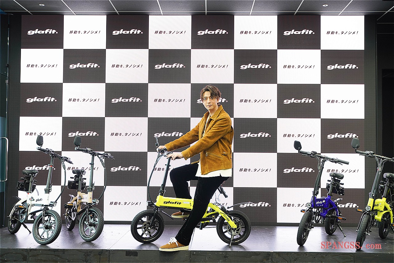 俳優の三浦翔平さん 折り畳み式電動バイク glafit(グラフィット